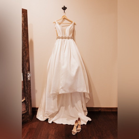 Dresses & Skirts - USED, LIKE NEW WEDDING GOWN